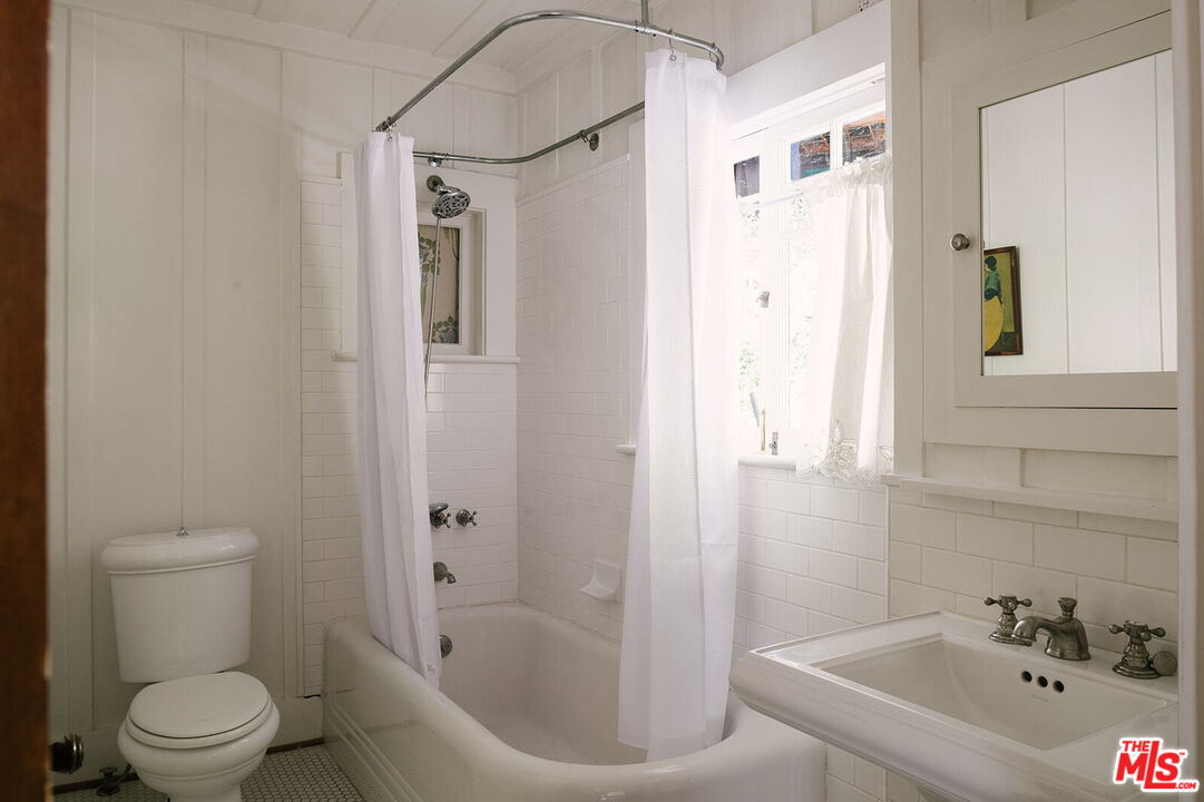 1954 Pinehurst Road Los Angeles, CA 90068 - Photo 25 of 42 a bathroom with a bathtub and a toilet