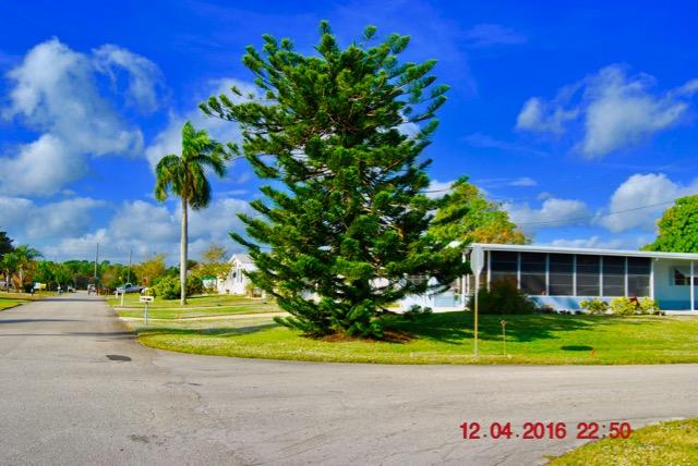 7039 Southeast Ridgeway Terrace Hobe Sound, FL 33455 - Photo 3 of 38 Side View
