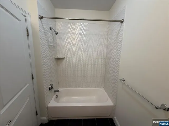 $3,095 | 225 Walker Street, Unit 302, Cliffside Park, NJ 07010