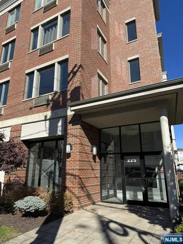 $3,095 | 225 Walker Street, Unit 302, Cliffside Park, NJ 07010