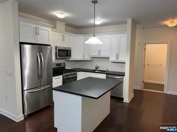 $3,095 | 225 Walker Street, Unit 302, Cliffside Park, NJ 07010