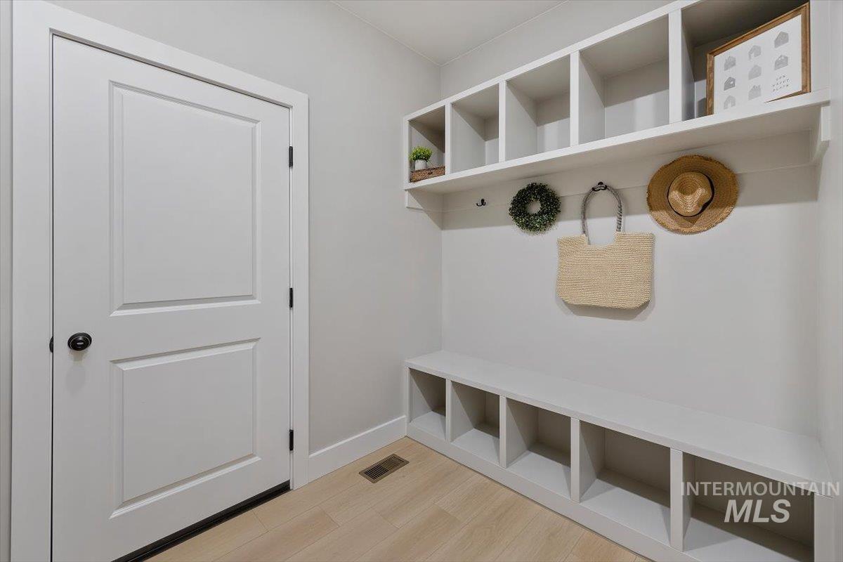 1201 Jade Drive Rupert, ID 83350 - Photo 25 of 27 Built-in mudroom storage featuring an integrated bench with cubbies, upper shelving, and wall-mounted hooks