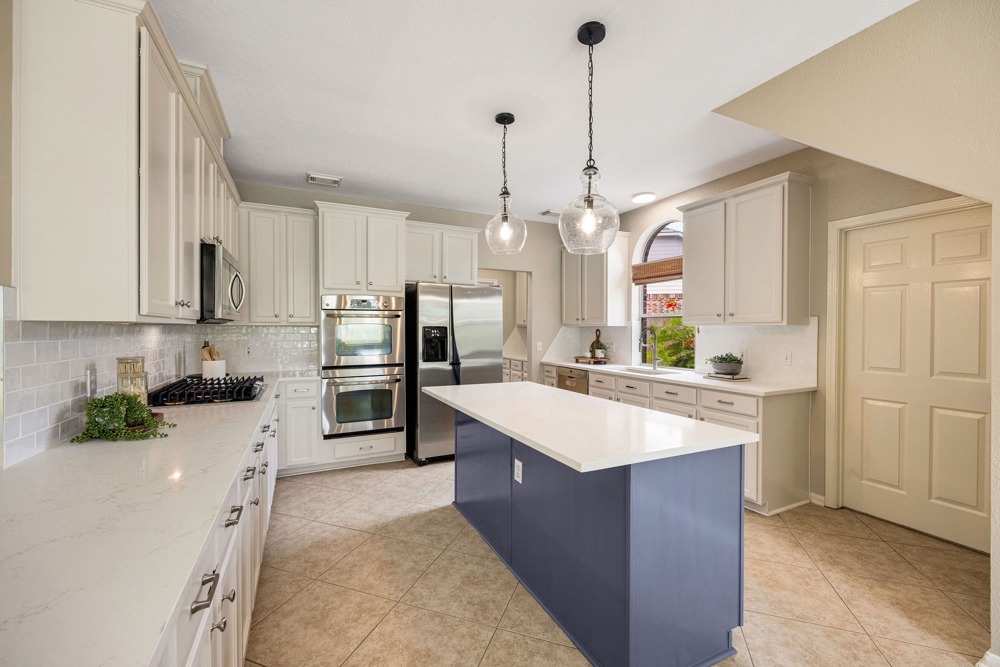 9603 Randon Lane Missouri City, TX 77459 - Photo 2 of 50 Chefs will love cooking and entertaining in the light, bright kitchen complete with a new gas range, microwave and dishwasher, also featuring double ovens, stainless refrigerator and a new stainless sink and faucet.