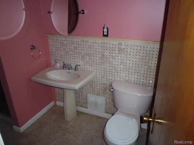 5214 East 11 Mile Road Warren, MI 48091 - Photo 5 of 8 Bath.jpg