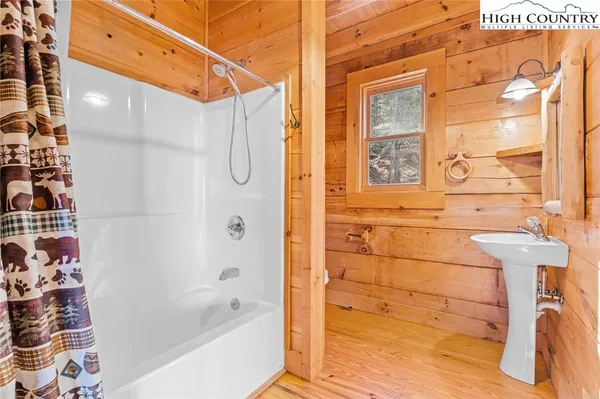 $439,500 | 130 Hollow Tree Road, Banner Elk, NC 28604