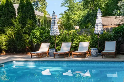$1,195,000 | 3 Oak Manor Drive, Barrington, RI 02806