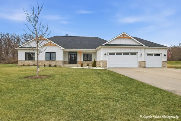 $825,000 | 2903 Pioneer Oaks Drive, Ringwood, IL 60072