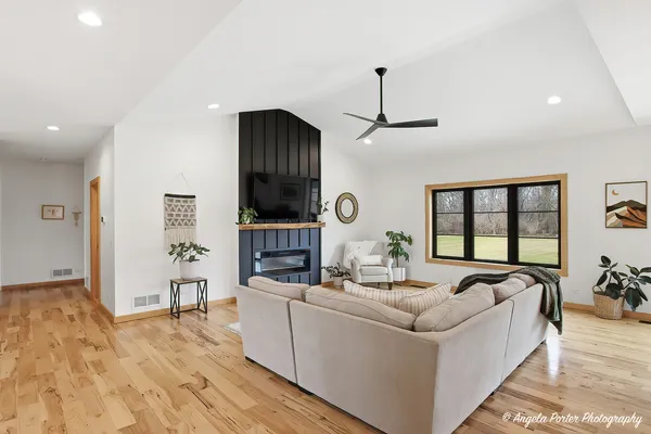 $825,000 | 2903 Pioneer Oaks Drive, Ringwood, IL 60072