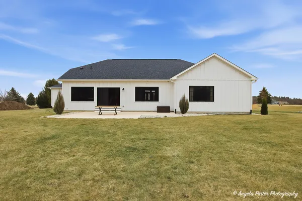 $825,000 | 2903 Pioneer Oaks Drive, Ringwood, IL 60072