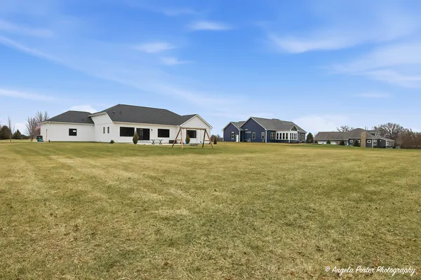 $825,000 | 2903 Pioneer Oaks Drive, Ringwood, IL 60072