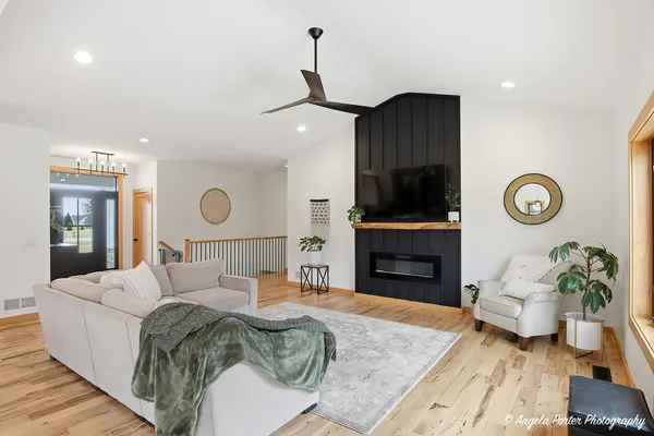 $825,000 | 2903 Pioneer Oaks Drive, Ringwood, IL 60072