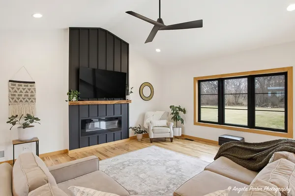 $825,000 | 2903 Pioneer Oaks Drive, Ringwood, IL 60072