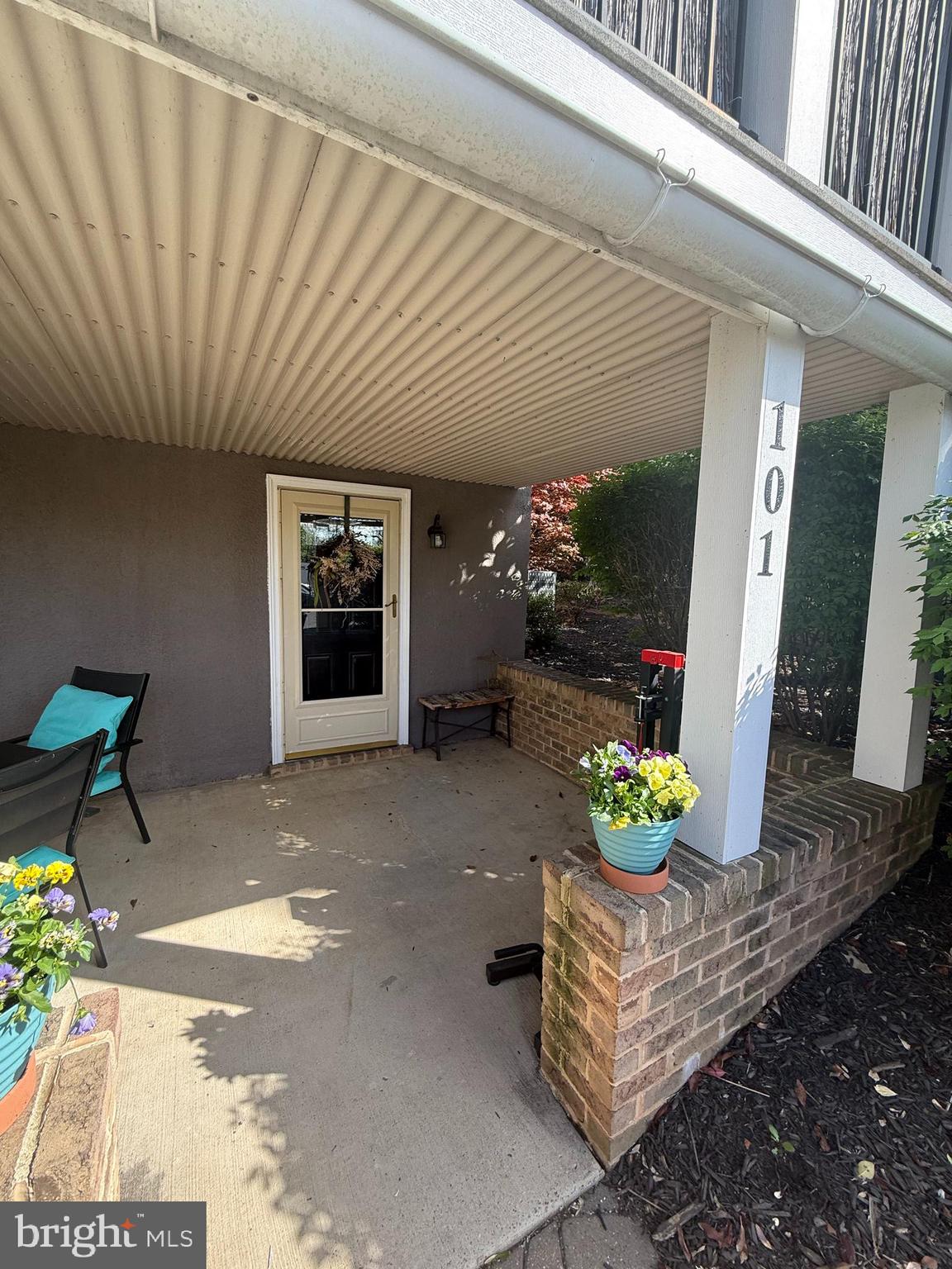 37 South Prospect Street, Unit 101 Hagerstown, MD 21740 - Photo 11 of 51 a front view of a house with a garden