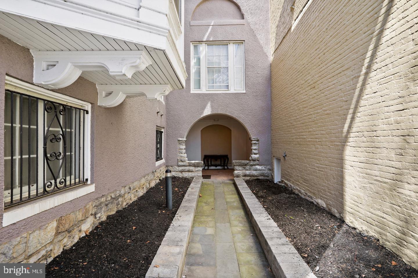 37 South Prospect Street, Unit 101 Hagerstown, MD 21740 - Photo 4 of 51 a front view of a house with yard