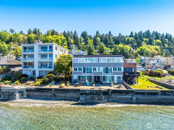 $1,950 | 4027 Beach Drive Southwest, Unit 8, Seattle, WA 98116