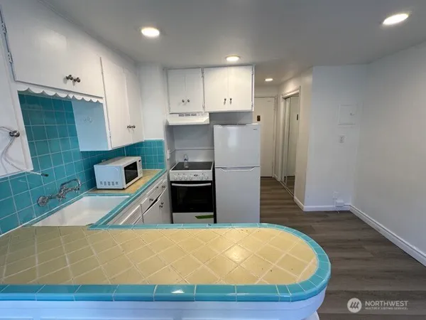 $1,950 | 4027 Beach Drive Southwest, Unit 8, Seattle, WA 98116