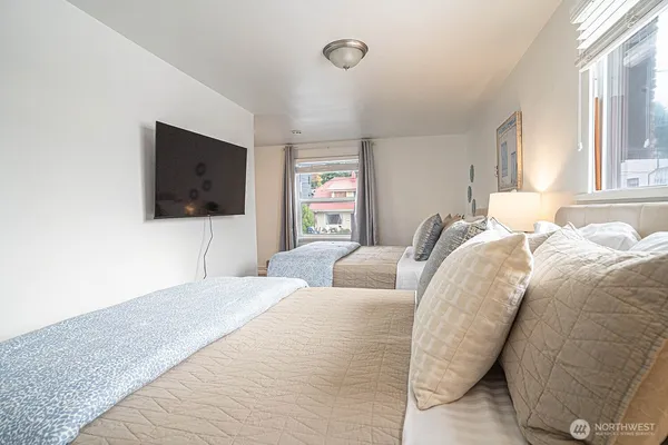 $1,950 | 4027 Beach Drive Southwest, Unit 8, Seattle, WA 98116