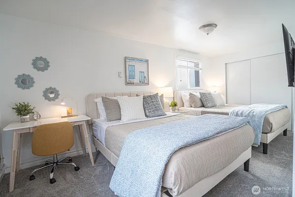 $1,950 | 4027 Beach Drive Southwest, Unit 8, Seattle, WA 98116