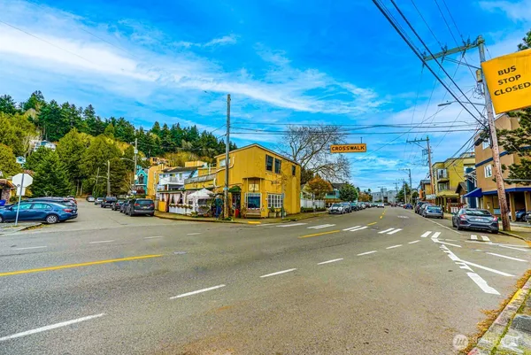 $1,950 | 4027 Beach Drive Southwest, Unit 8, Seattle, WA 98116