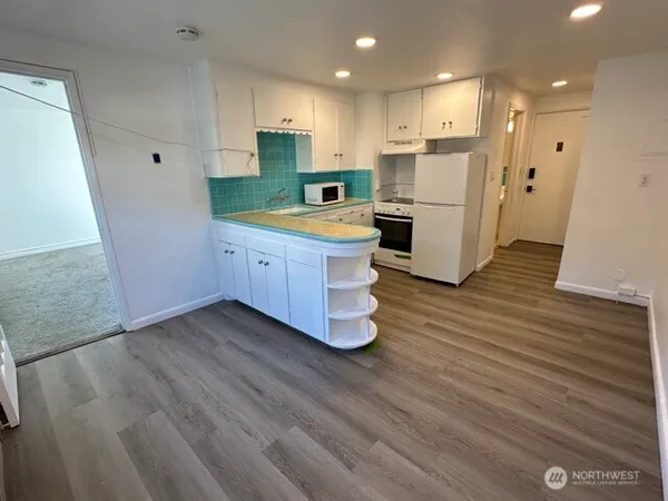 $1,950 | 4027 Beach Drive Southwest, Unit 8, Seattle, WA 98116