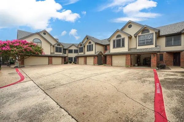 $2,050 | 406 Santa Fe Trail, Unit 45, Irving, TX 75063