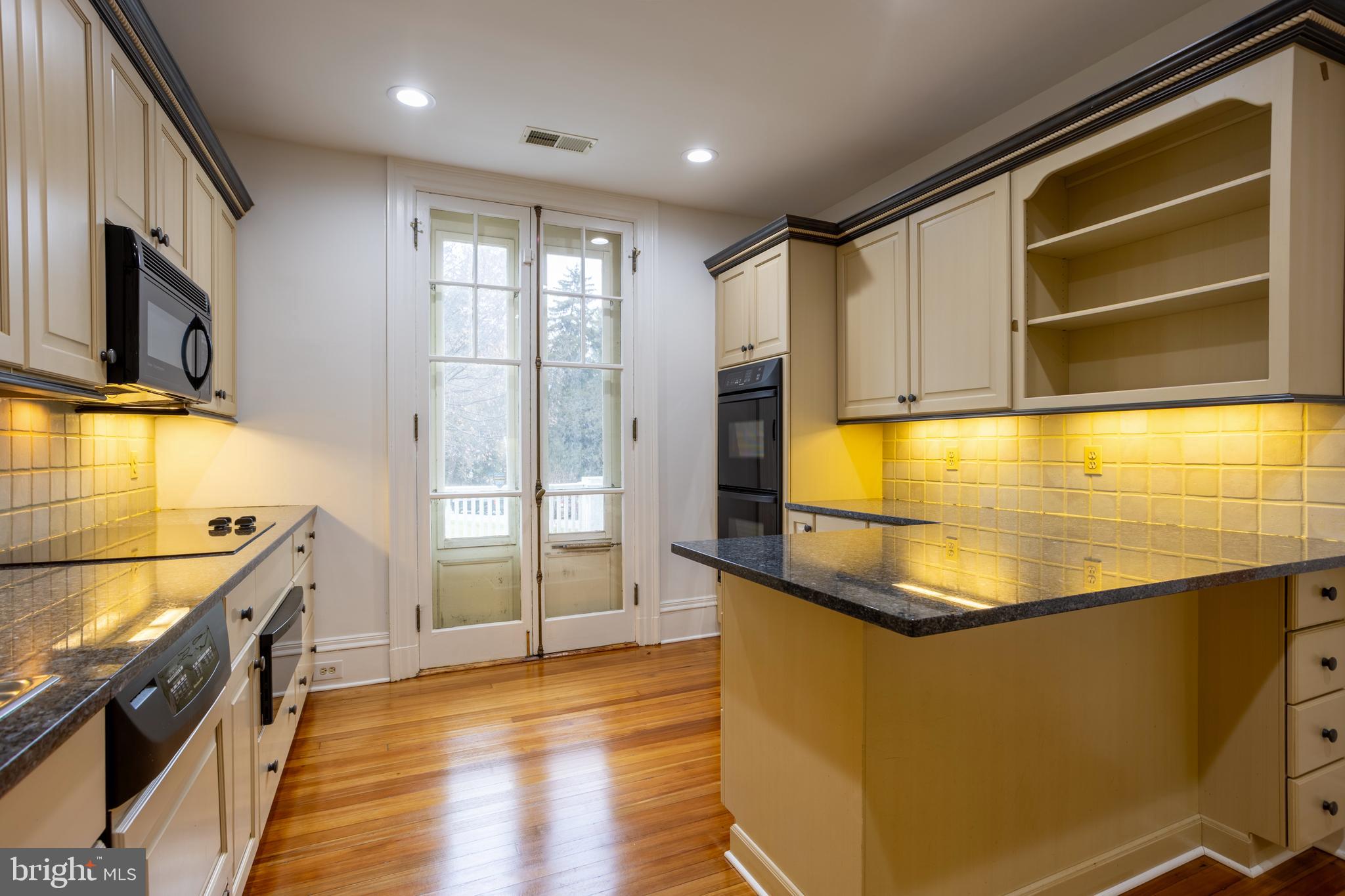 3 Devon Hill Road, Unit D4 Baltimore, MD 21210 - Photo 15 of 46 a view of an empty room with wooden floor and a window