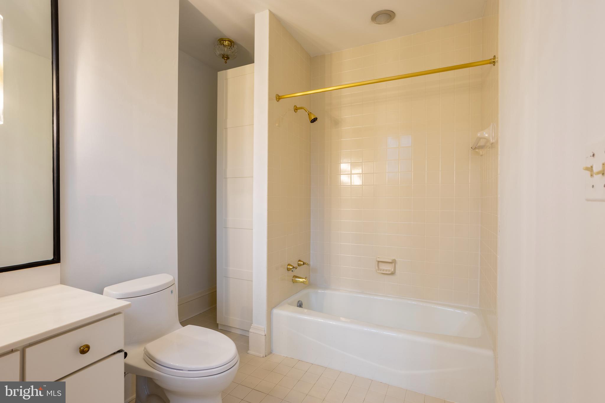 3 Devon Hill Road, Unit D4 Baltimore, MD 21210 - Photo 30 of 46 a bathroom with a toilet and a bathtub