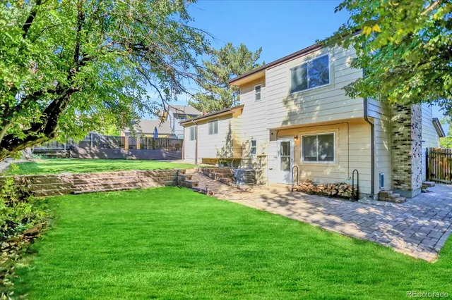a view of a yard with a house