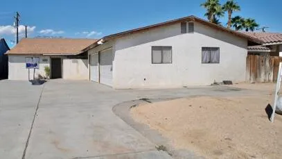 a view of a house with backyard