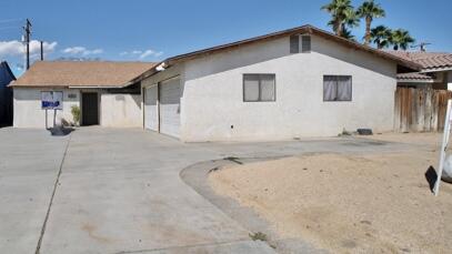 a view of a house with backyard