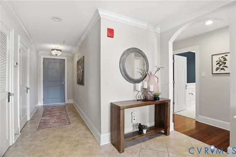 a very nice looking room with a mirror