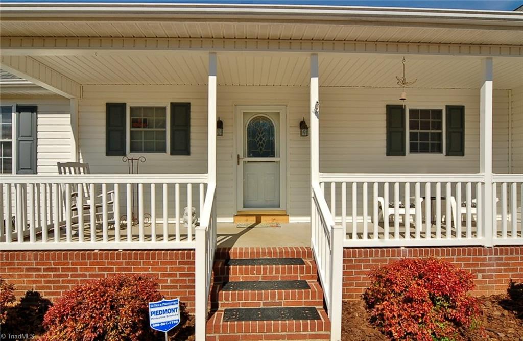 752 Arnold Road Lexington, NC 27295 - Photo 3 of 30 A welcoming covered front porch.