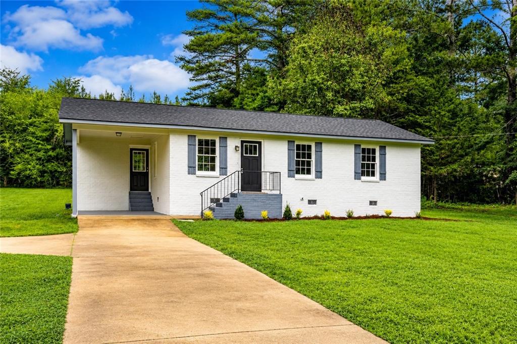 a view of a house with a backyard
