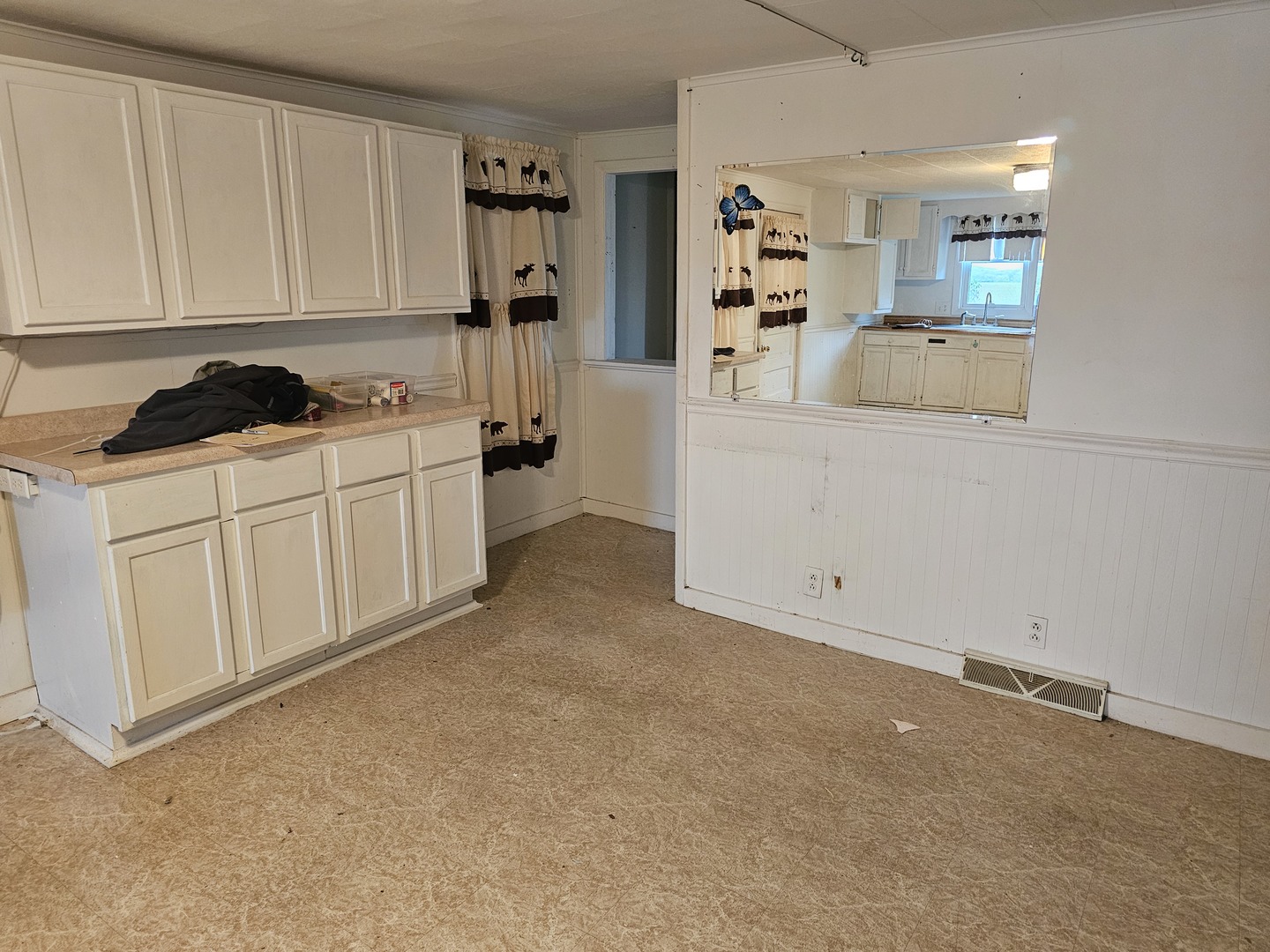23018 Freeport Road Sterling, IL 61081 - Photo 3 of 19 a room with window and a sink