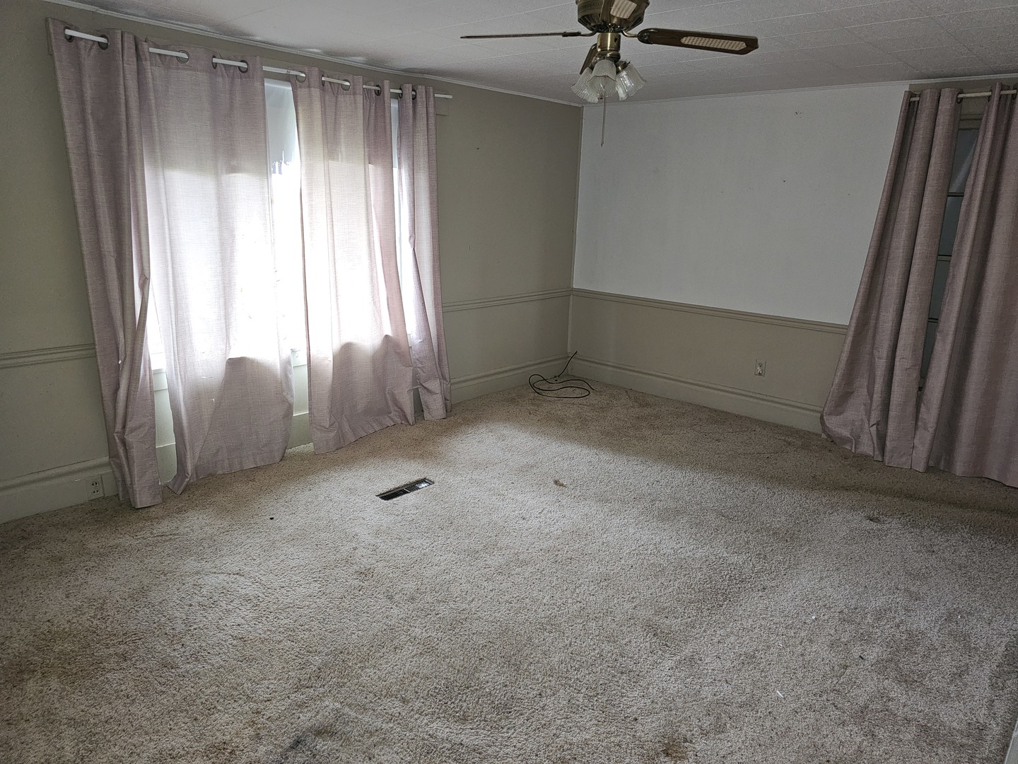 23018 Freeport Road Sterling, IL 61081 - Photo 4 of 19 an empty room with a ceiling fan and window