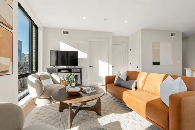 $799,000 | 100 Lincoln Street, Unit 304, Boston, MA 02135