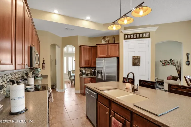 a en suite bathroom with a double vanity sink and a mirror