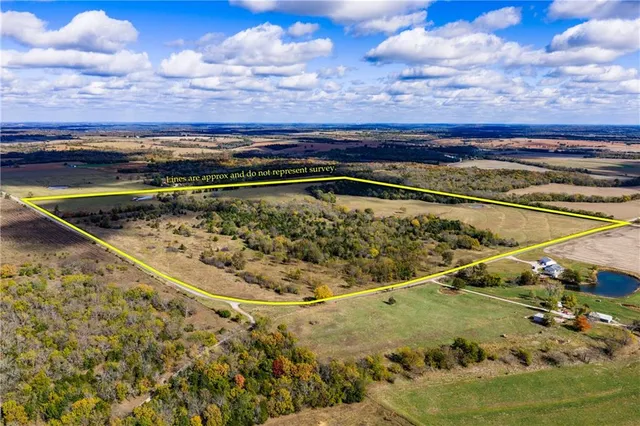 $796,000 | 11296 West 900th Road, Mound City, KS 66056