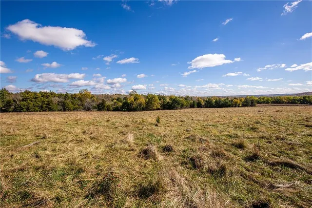 $796,000 | 11296 West 900th Road, Mound City, KS 66056