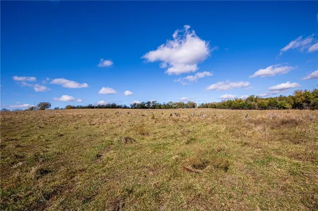 $796,000 | 11296 West 900th Road, Mound City, KS 66056