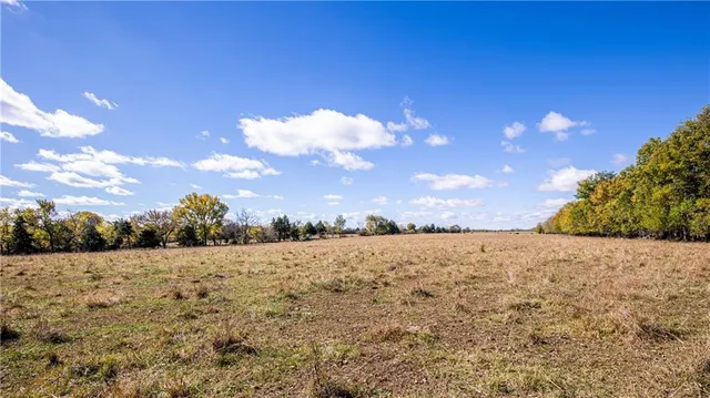 $796,000 | 11296 West 900th Road, Mound City, KS 66056