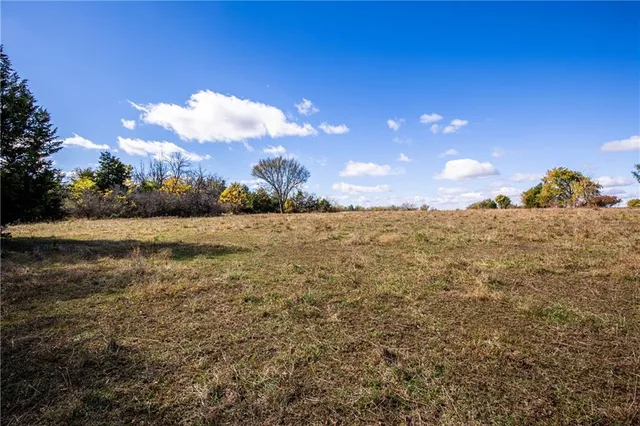 $796,000 | 11296 West 900th Road, Mound City, KS 66056