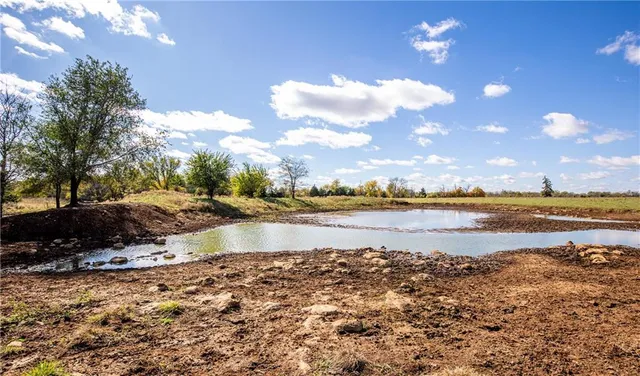 $796,000 | 11296 West 900th Road, Mound City, KS 66056