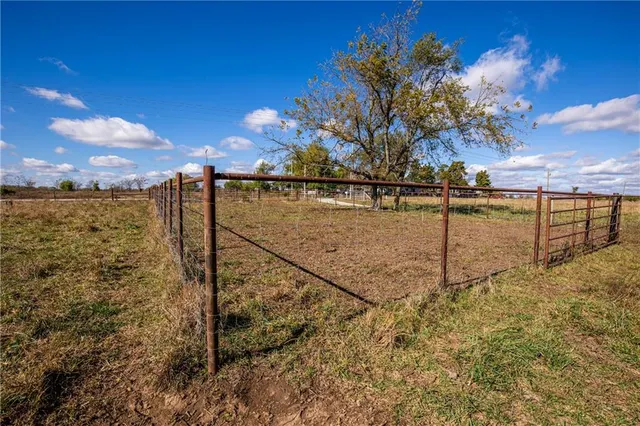 $796,000 | 11296 West 900th Road, Mound City, KS 66056