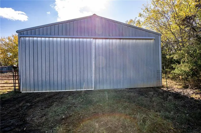 $796,000 | 11296 West 900th Road, Mound City, KS 66056