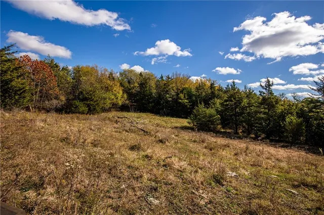 $796,000 | 11296 West 900th Road, Mound City, KS 66056