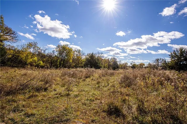 $796,000 | 11296 West 900th Road, Mound City, KS 66056