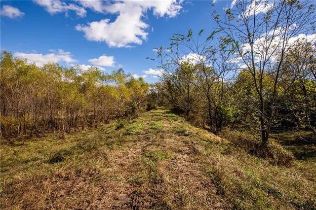 $796,000 | 11296 West 900th Road, Mound City, KS 66056