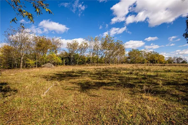 $796,000 | 11296 West 900th Road, Mound City, KS 66056