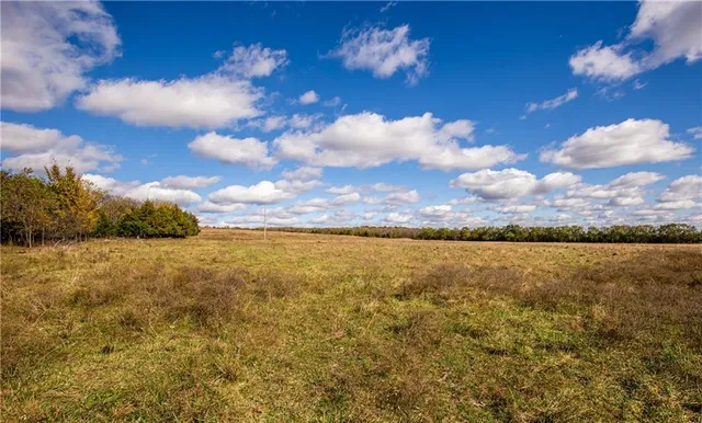 $796,000 | 11296 West 900th Road, Mound City, KS 66056